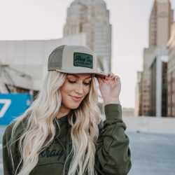 7 Panel hat – Sand with green logo(1)